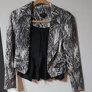 SALE! Vicki Otero Black and White Cropped Blazer with Intricate Pattern Size 3